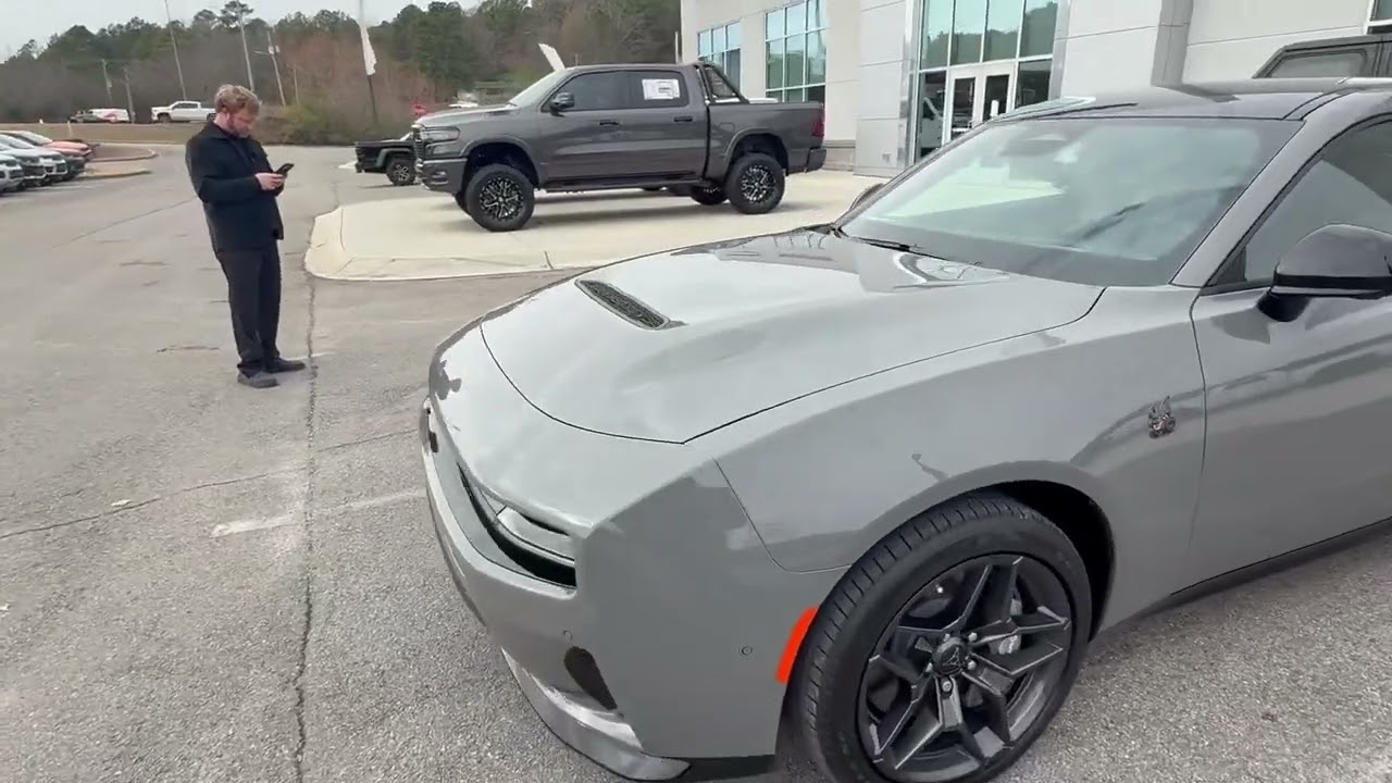 550-сильный 6-цилиндровый двигатель, звучащий как V8? Dodge Charger Scat Pack 2026 года — это без...