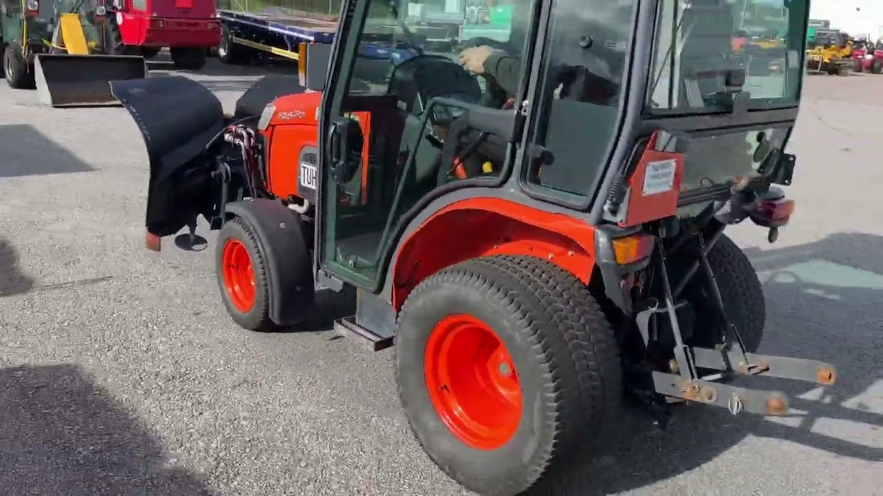 Köp Kompakttraktor Kubota B2530 med vikplog på Klaravik