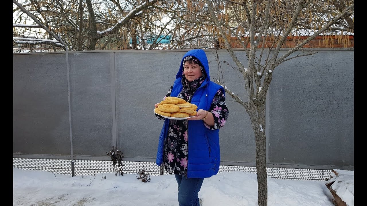 Городок у моря.  Убираем выпавший снег. Пирожки с капустой))