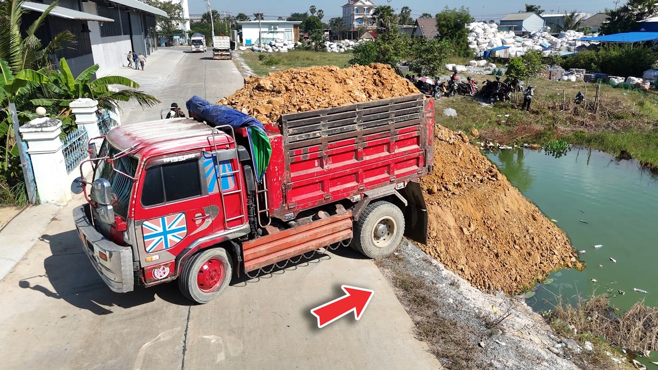 NICELY Process! Great landfill using Dump Trucks 5ton with Bulldozers 