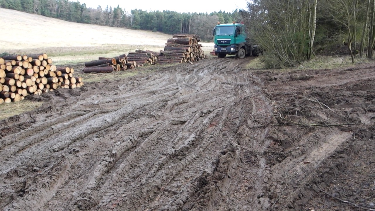 Couvání ke dřevu s MAN 6x6 do kopce na bahně