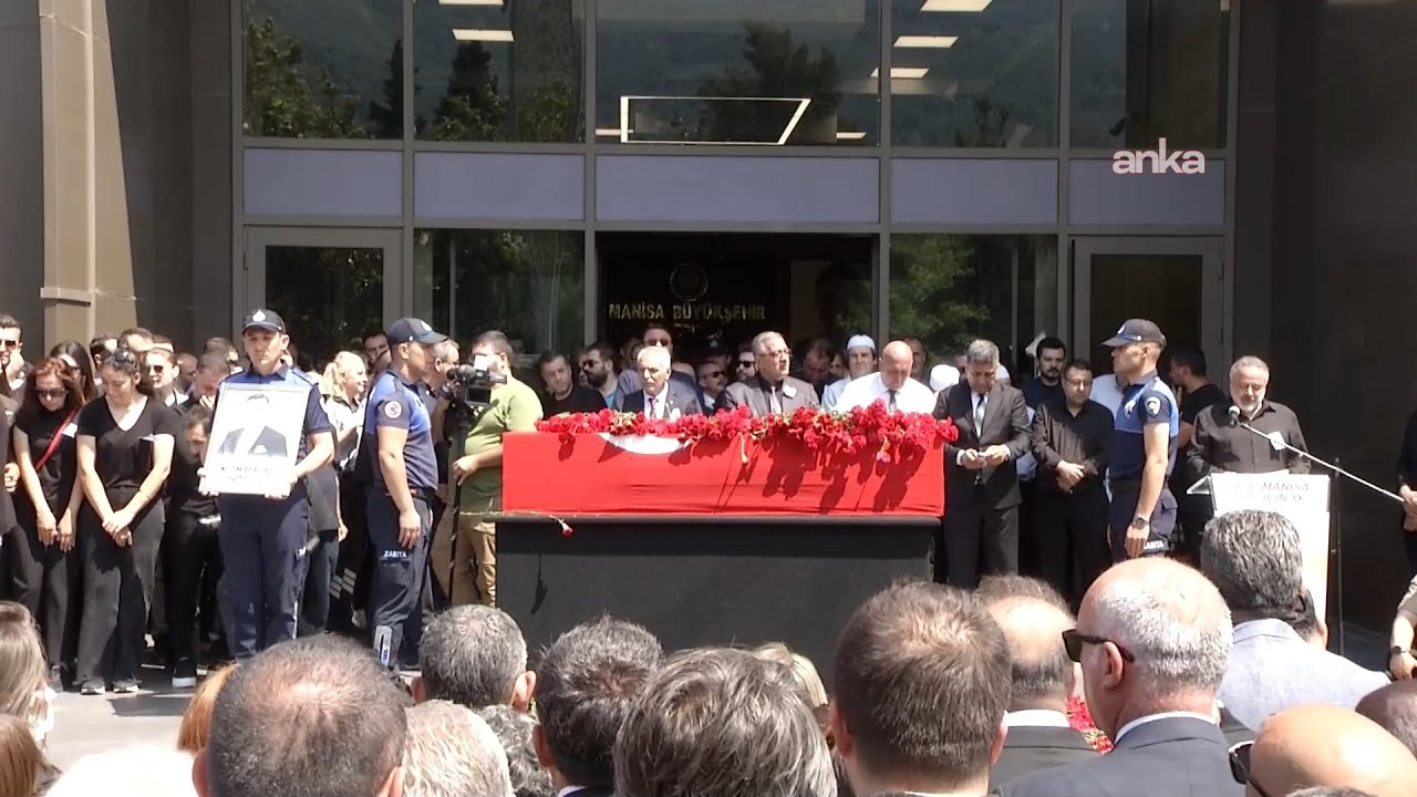 Manisa Büyükşehir Belediyesi önünde Ferdi Zeyrek için töreni düzenlendi