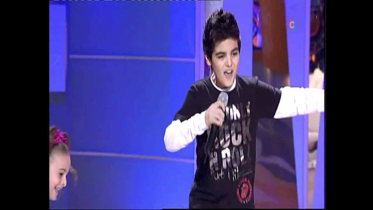 Abraham Mateo (12 años) y Ricky Martin cantan LA BOMBA -  Menuda Noche