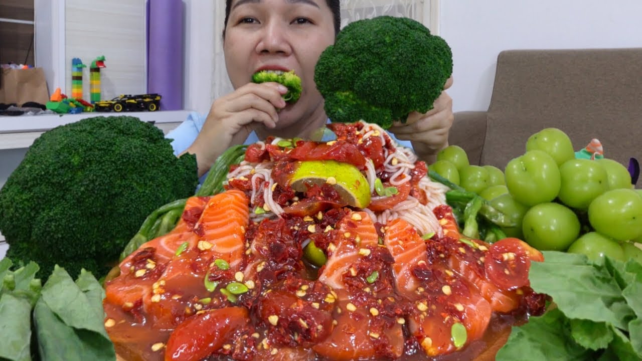 ตำแซลมอนขนมจีนผักผาย แซ่บนัวกินคำตาสวดเข้ากันคัก