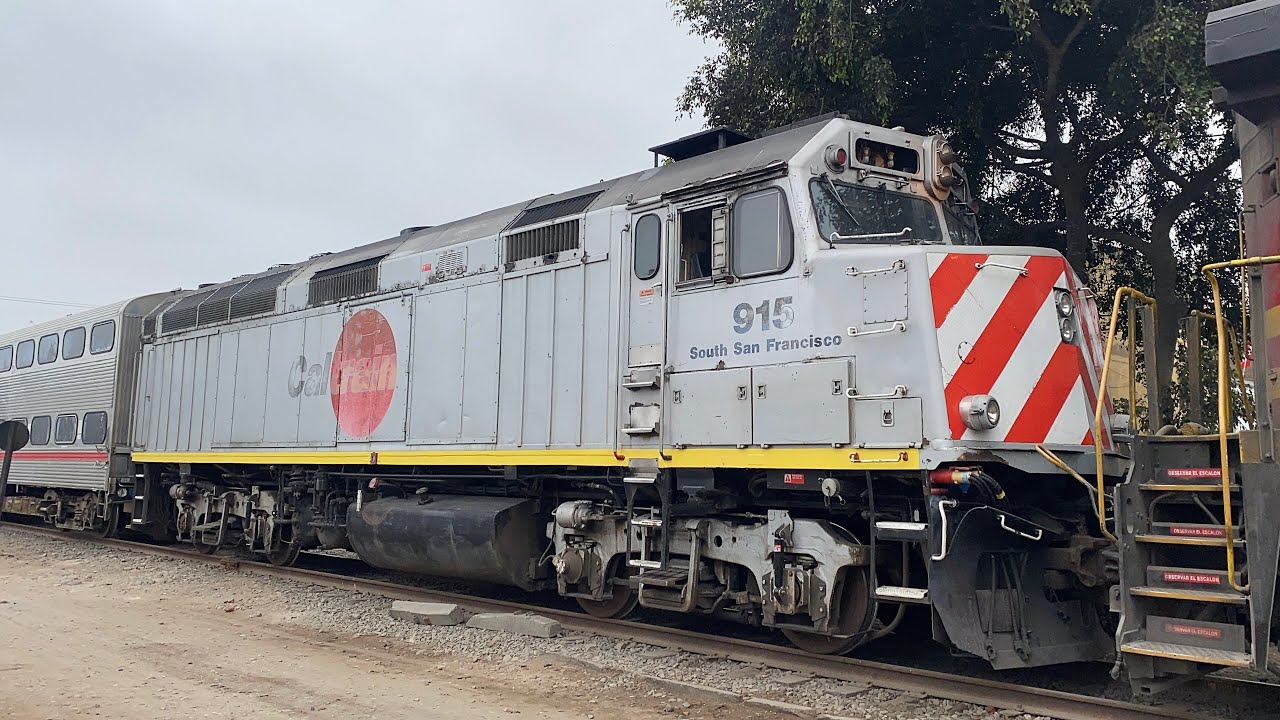 Traslado de coches #caltrain para #lima: FCCA # 1033, JPBX # 915 EMD F40PH-2CAT & FCCA # 1034