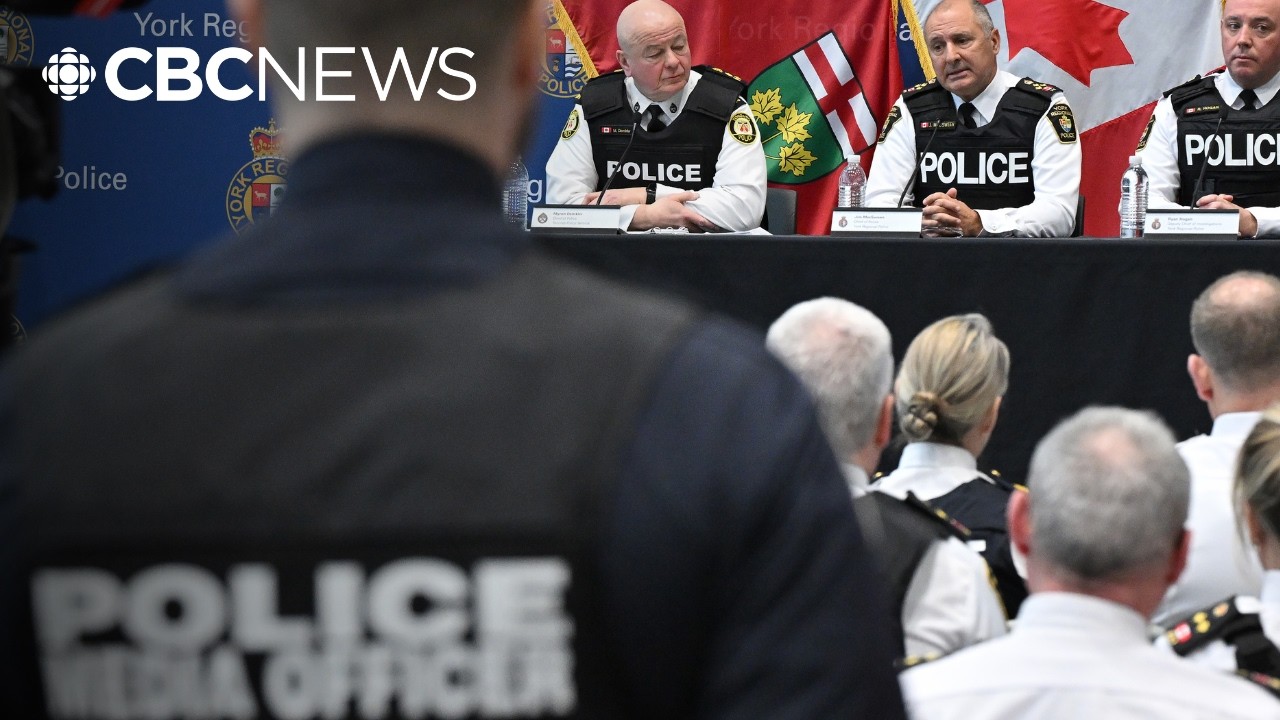 2 Toronto police officers accused of trafficking uniforms, police clothing: court documents
