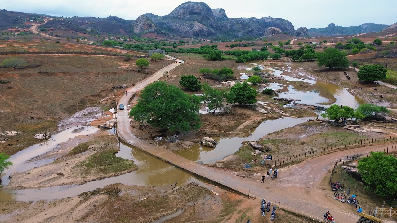 Veja o rio calabouço na pedra da boca após chover 180 mm em Araruna. Imagem de drone