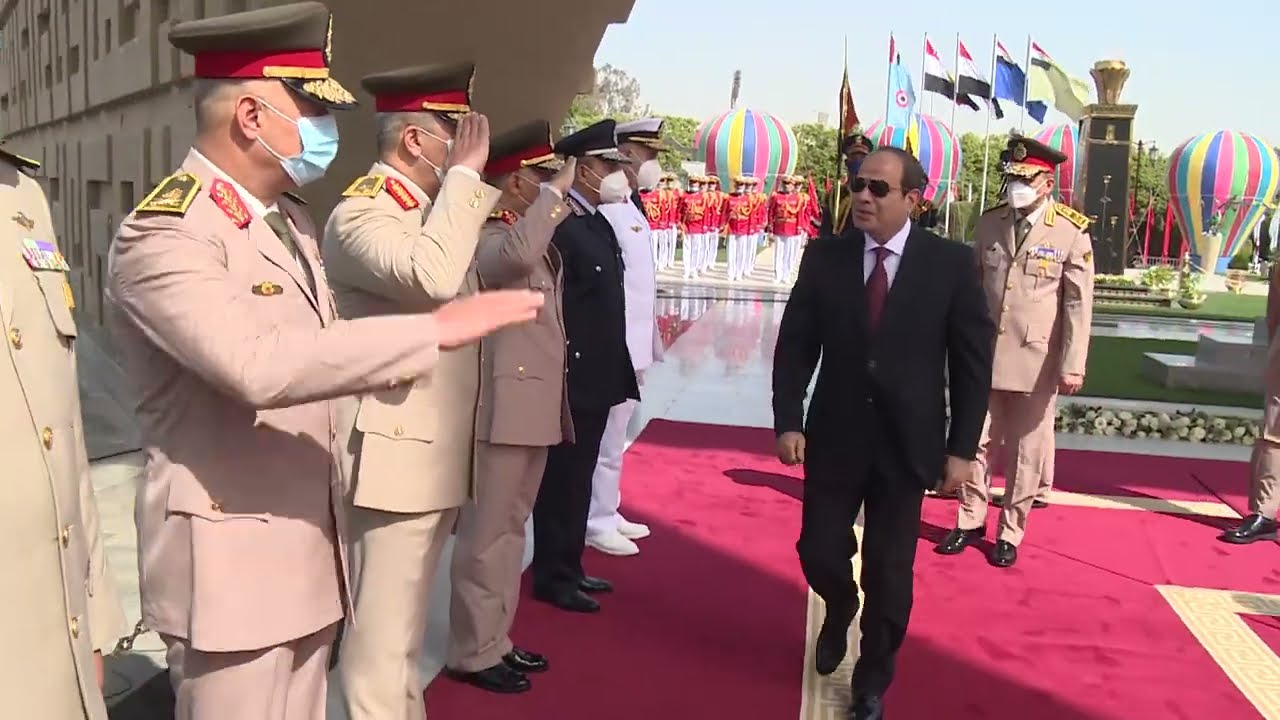 الرئيس السيسى يضع اكليل الزهور على قبر الجندى المجهول