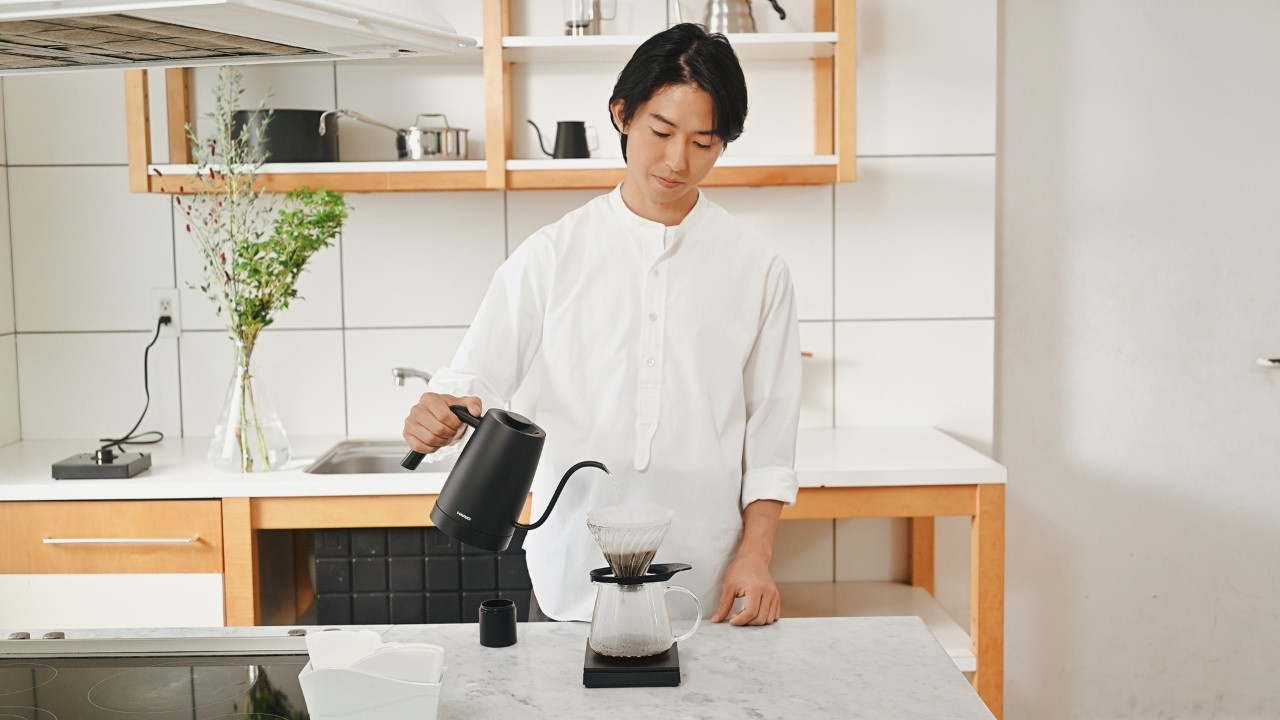 コーヒーから始まる一日 | 手塚日南人 【HARIO】