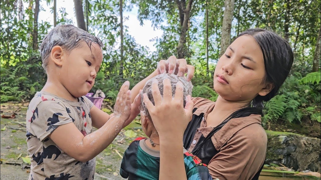The girl took her two younger siblings to the stream to bathe in clean water and wash their hair