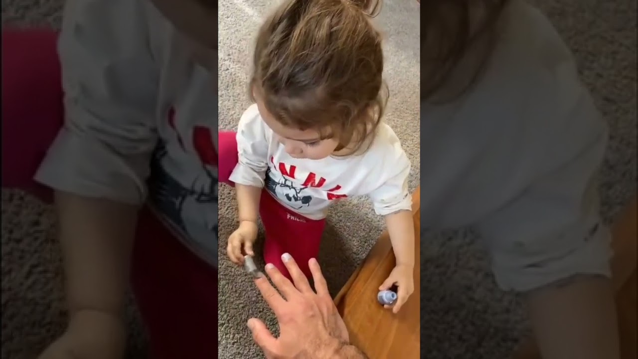 Hande Erçel'in yeğeni Mavi babasına oje sürüyor