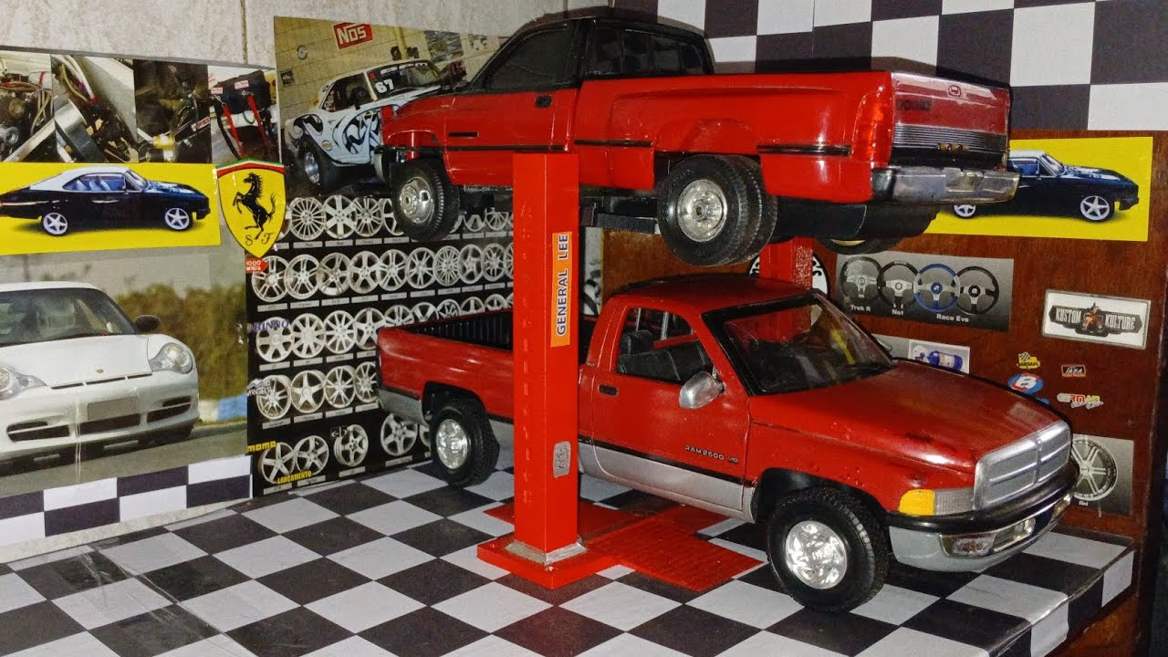 Миниатюрные модели Dodge Ram 2500 SLT V10 в масштабе 1/18 от ERTL и Ram 3500 Stepside, две модели...