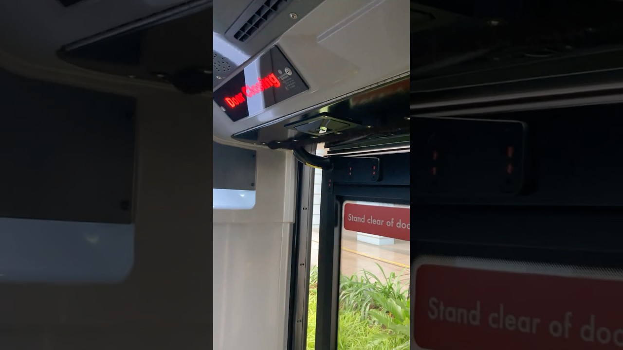 3rd Door Quick Open and Close 🚌🚪 Alexander-Dennis Enviro500 MMC Mk II #smrt #buses #shorts