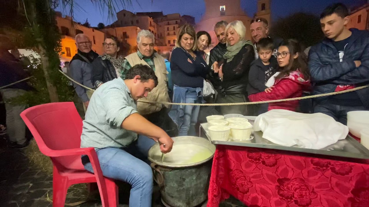 Roccagorga 13 Ottobre 2019 Festa della Fragoletta. Il giovane pastore Mario lavora la ricotta