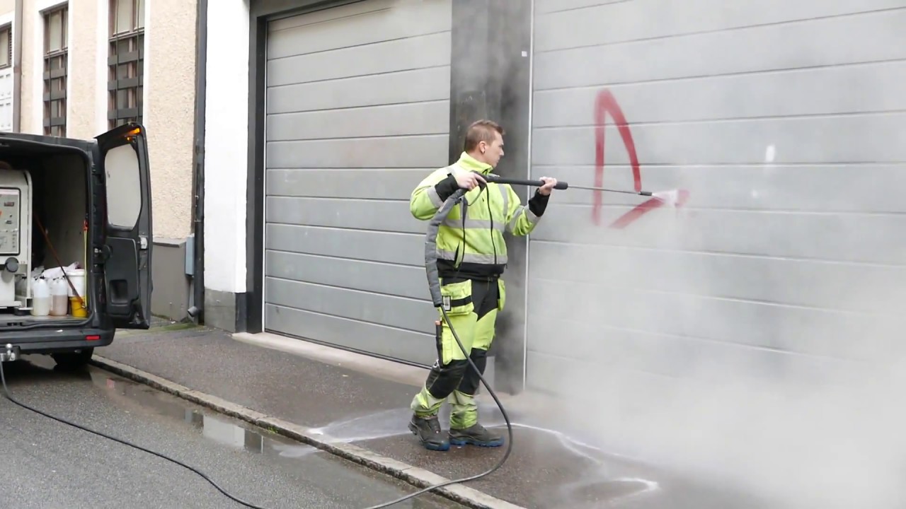 Klottersanering av klotterskyddad garageport – Klotter är inte graffiti!