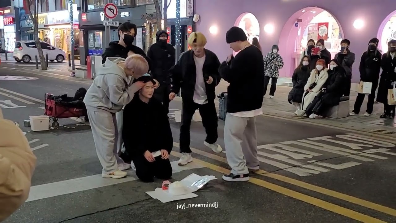 220129❤ ABLUE 에이블루 [방탄소년단 (BTS) - 고민보다 Go (Go Go)] 신촌 버스킹 (shinchon busking)