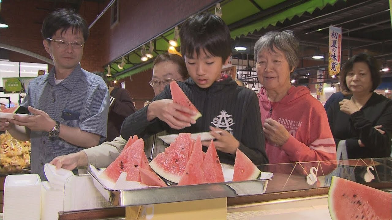 【HTBニュース】1玉75万円！でんすけすいか　客に振る舞い