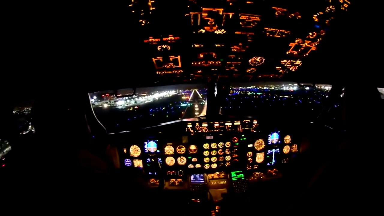 Посадка самолёта в аэропорт дубай//Cockpit View Emirates Night Landing in Dubai Airport