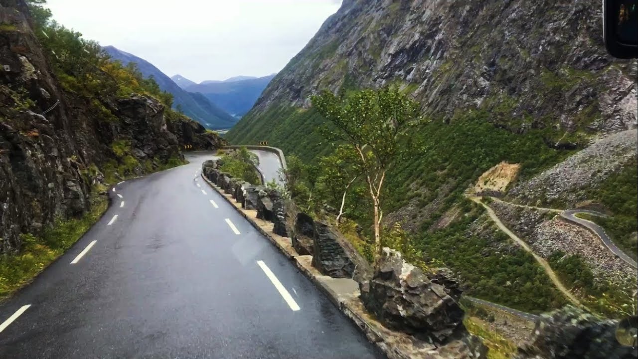 Trollstigen - Bus driving down | Buss kjører ned - Norway
