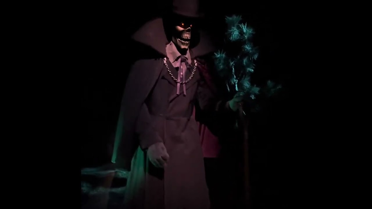 The Phantom - 30 minute laugh - Haunted Mansion Disneyland Paris