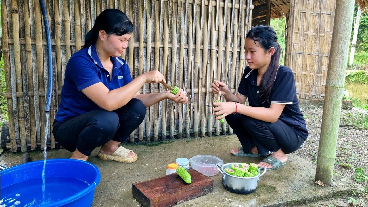 Tieu Diep picks mangoes to sell at the market, cooks and enjoys unique dishes with her kind sister.