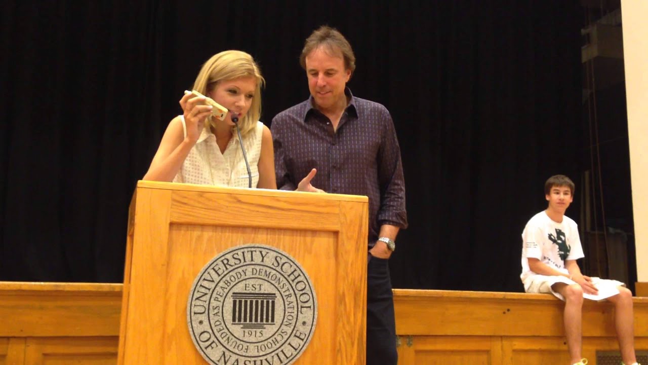 Susan Yeagley '89 and Kevin Nealon present this year's Leaky Pen award