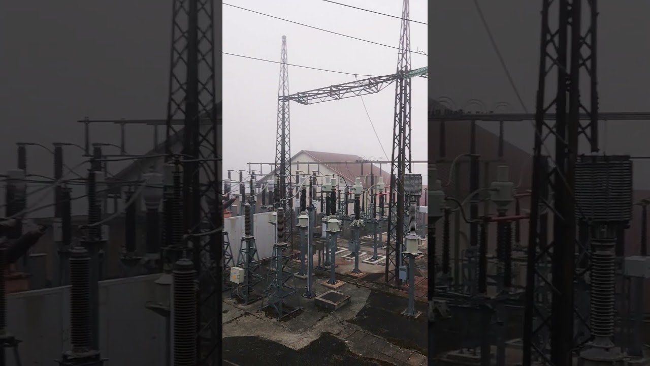 Effetto corona &eacute; tipico nelle stazioni elettriche,  linee ad alta tensione e attorno agli isolatori.