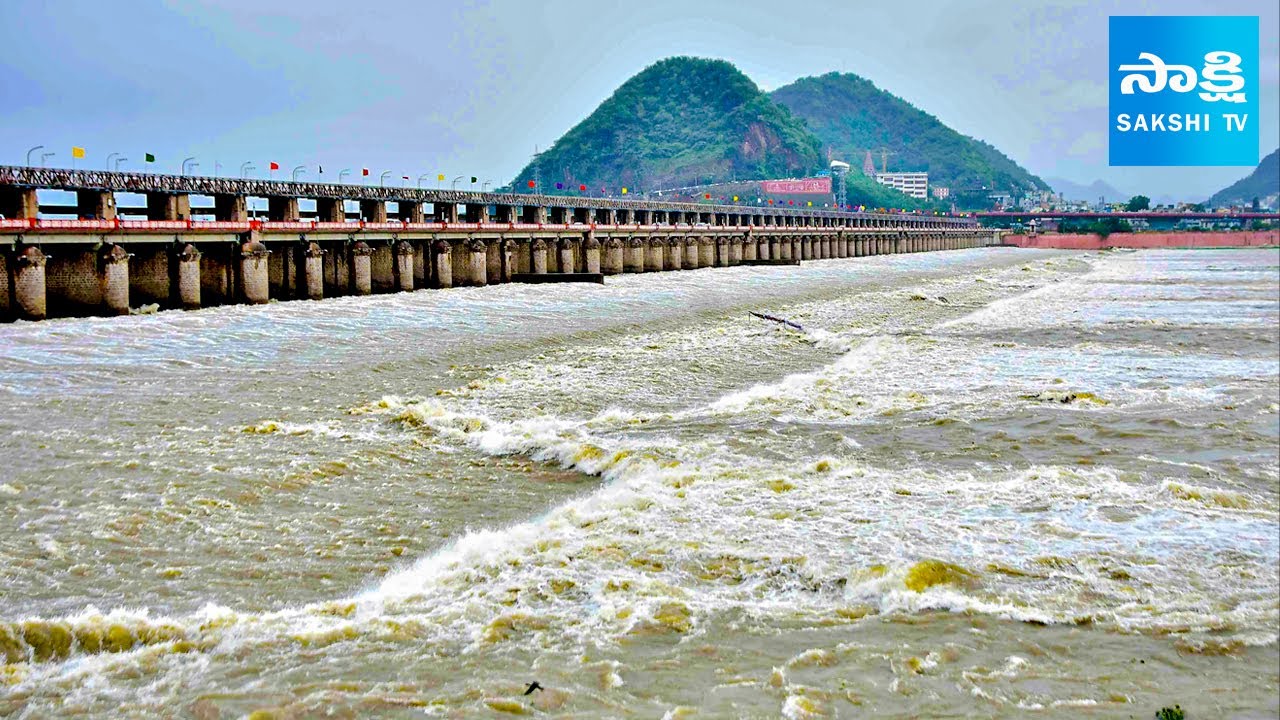 Massive inflow To Prakasam Barrage | 1st ప్రమాద హెచ్చరిక | First Flood Warning Issued | @SakshiTV