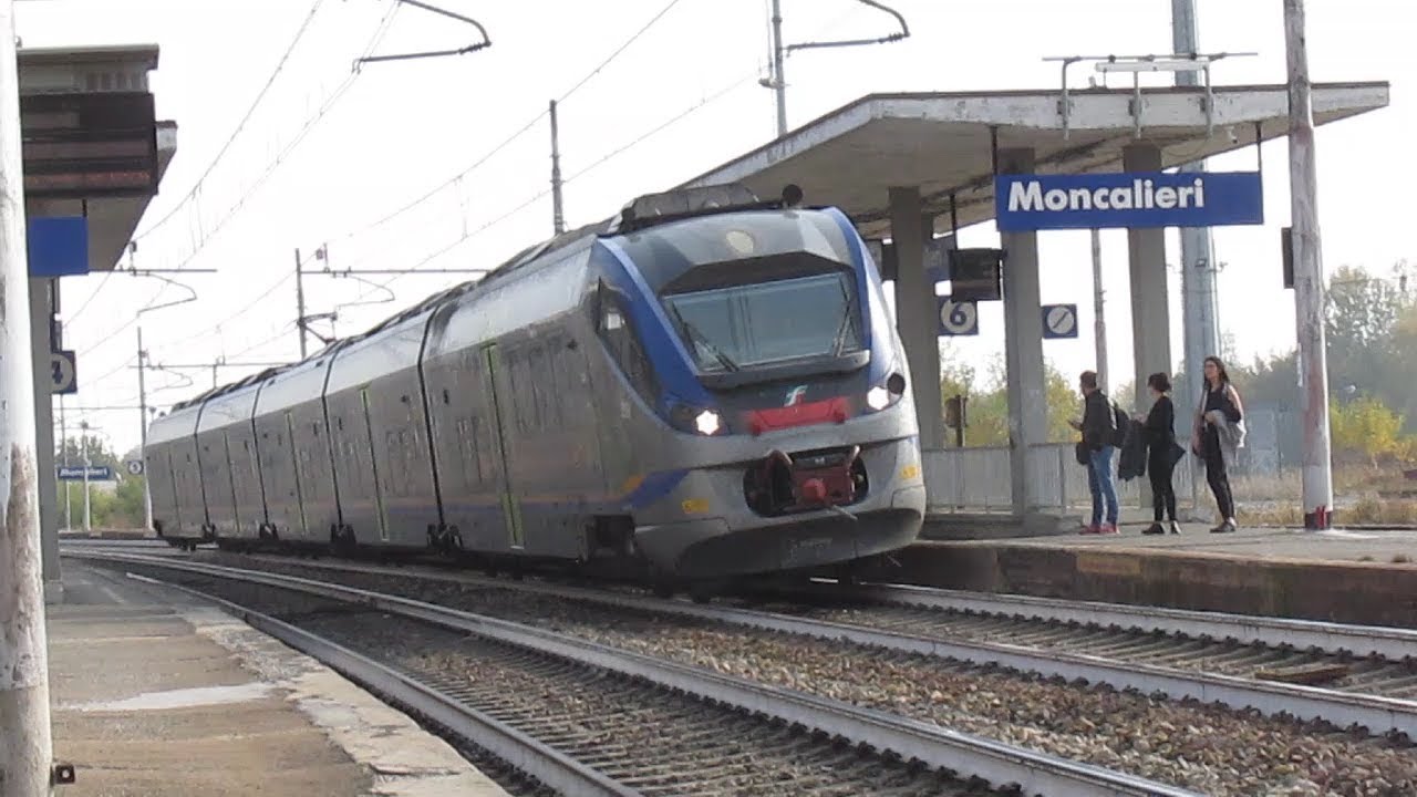 Treni passeggeri in curva a Moncalieri