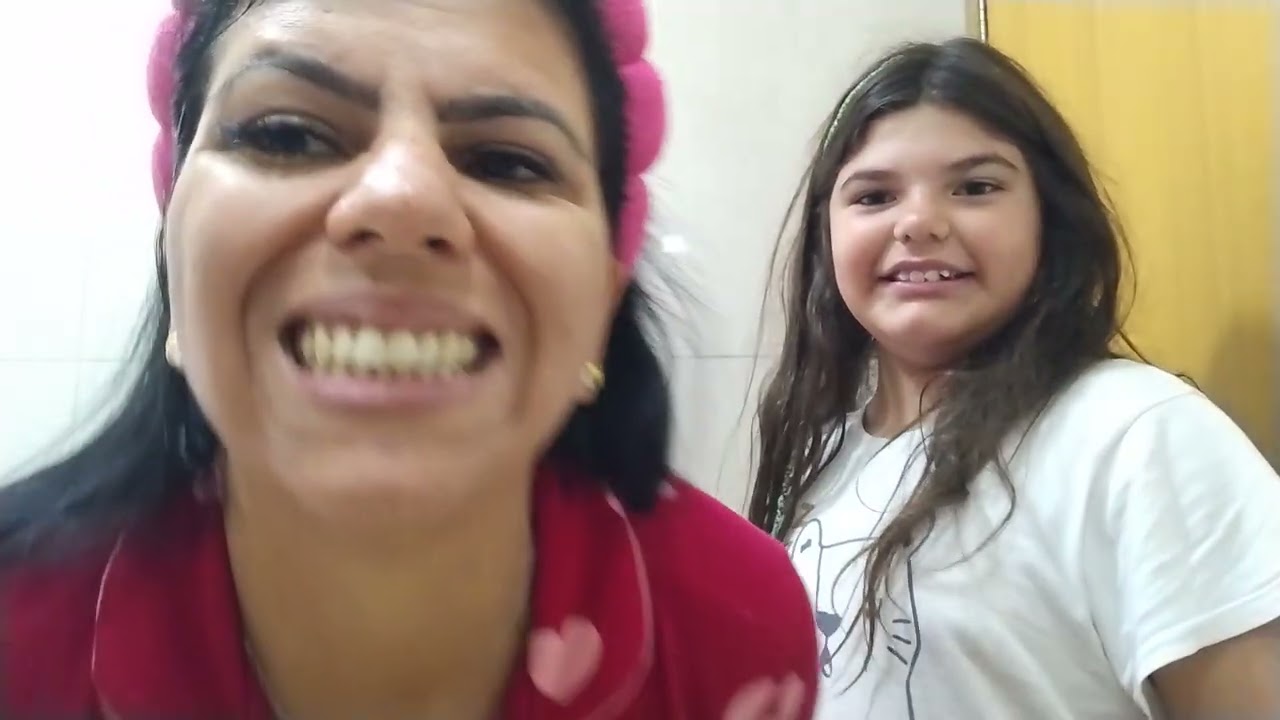 Fazendo skincare com a minha babá nas férias...