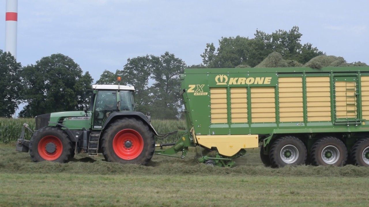 Melkveehouder Janssens aan het gras oprapen met een Fendt 930 TMS en Krone ZX470
