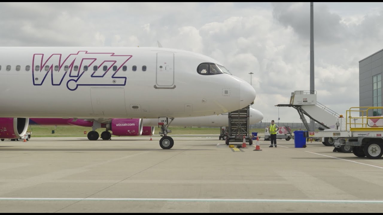 David Coulthard Explores Aviation Excellence at London Luton Airport with Wizz Air