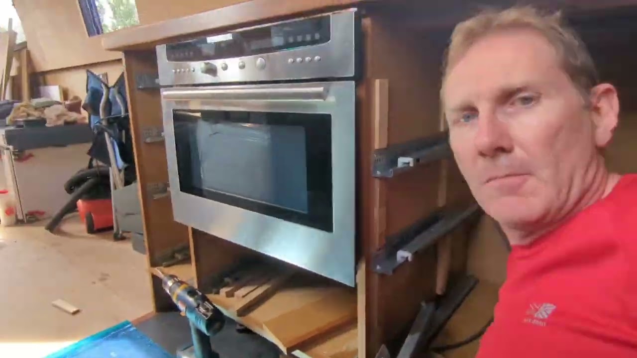 103: Cooking on gas now! Ok maybe not - but hob & oven go in!