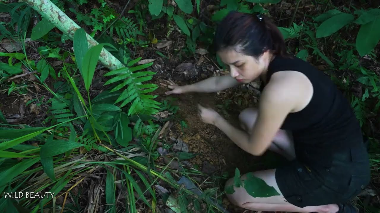Lost in the Wild Monkey Forest - Detected Monkey Was Attacked And Hurt His Mouth - Survival Skills