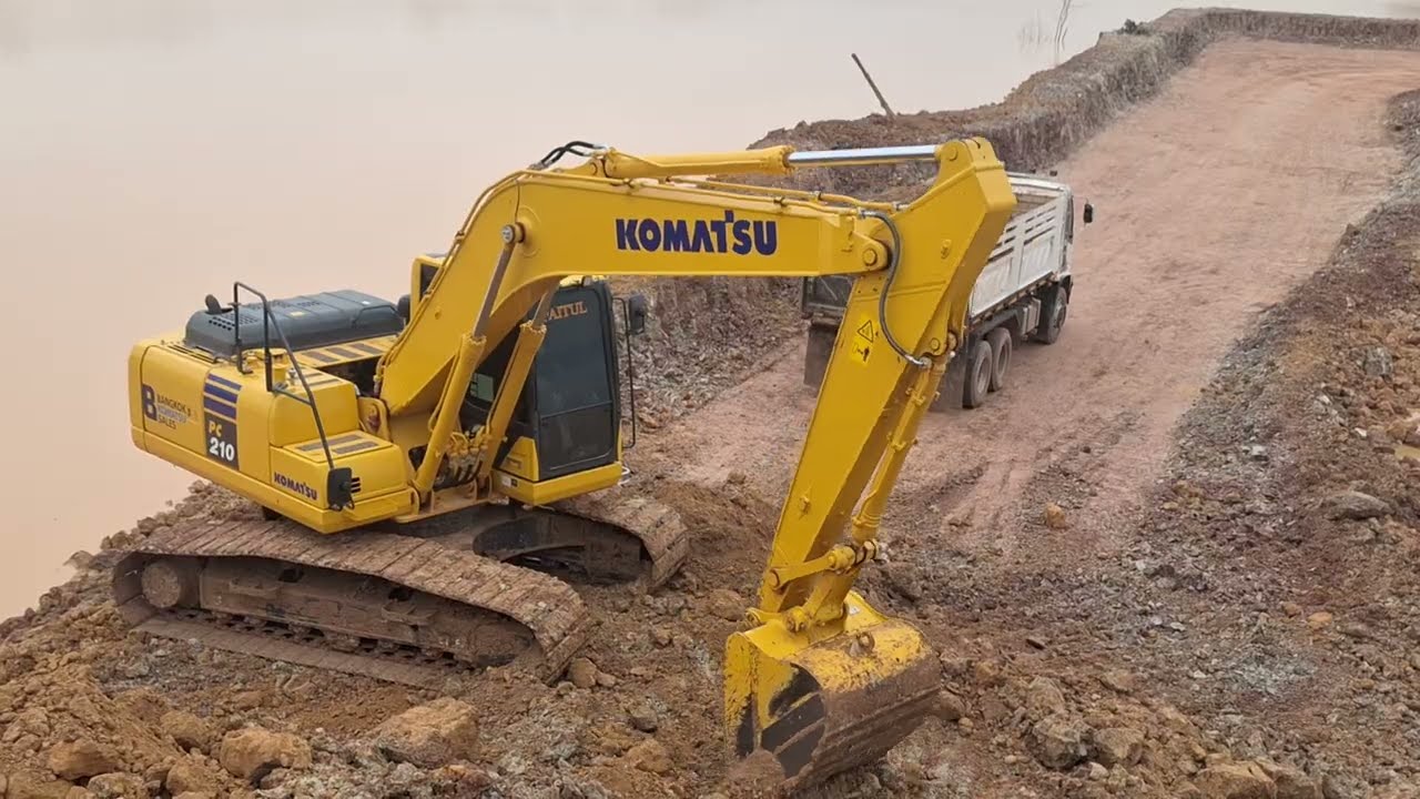 เอ็มซิโร่รุ่นสิบงานขุดลอก komatsu pc210-10mo สิบล้อตั้งรับ excavator and truck