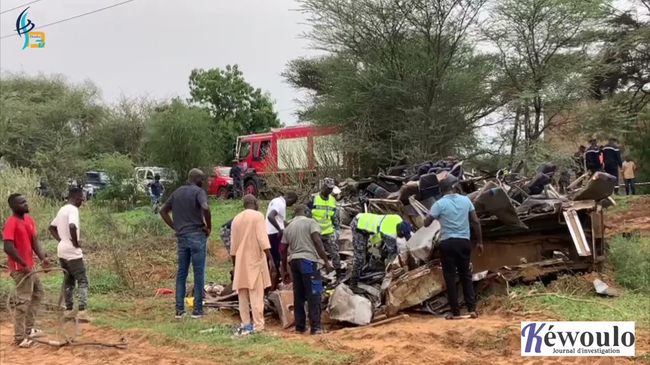 Accident de Louga: Voici les images exclusives du bus qui s'est renversé sur la chaussée mouillée