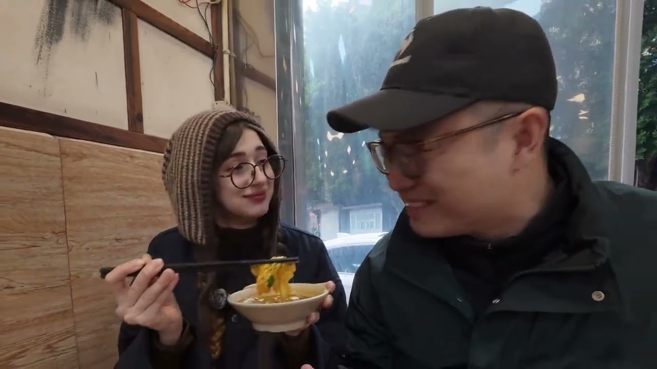 带北欧女友炫牛肉火锅 每一口都是非常饱满的牛肉！#牛肉火锅#双碑#重庆#在拍一种很新的vlog#外国媳妇