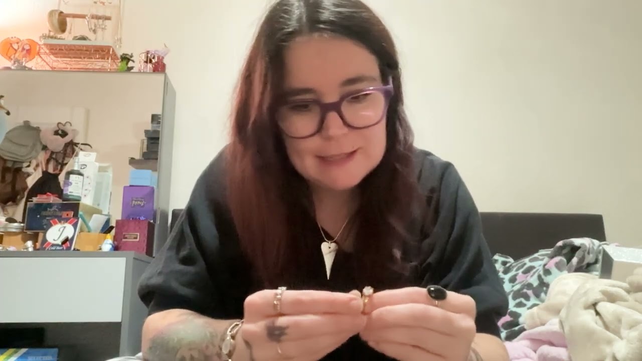 Broken Junk Mystery Jewellery box 🤩 lets see what’s inside 😍