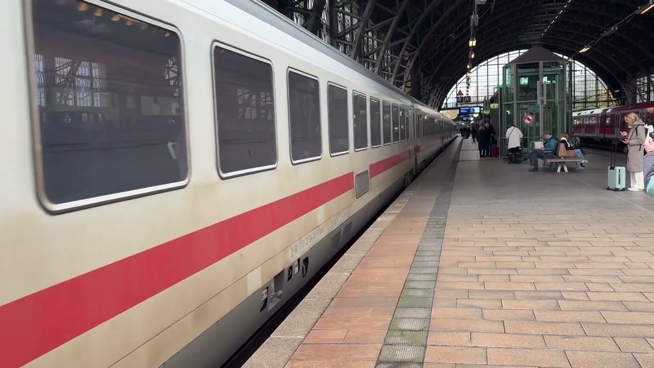 IC 2375 mit IC 2393 nach: Stuttgart Hbf 