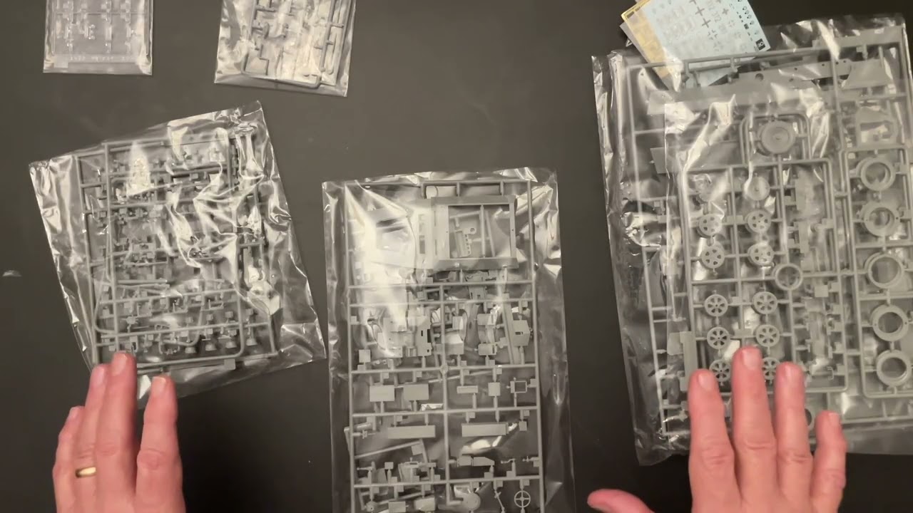 Das Werk Sd.Kfz 250/1 Ausf. B (DW35029) - The most detailed 1/35 German Half-Track - Unboxing review