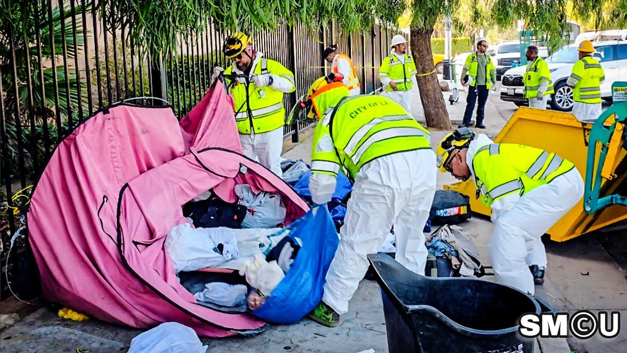 𝗣𝗥𝗢𝗣𝗘𝗥𝗧𝗬 𝗥𝗘𝗠𝗢𝗩𝗔𝗟: City Workers Clear Items From Sidewalk During Homeless Sweep on Rose Ave in Venice
