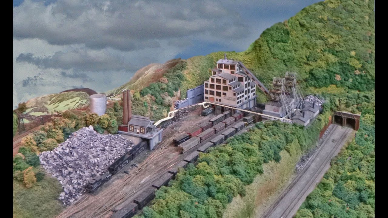 N-scale small room layout -  trains on the SHORTBUCK RAILROAD