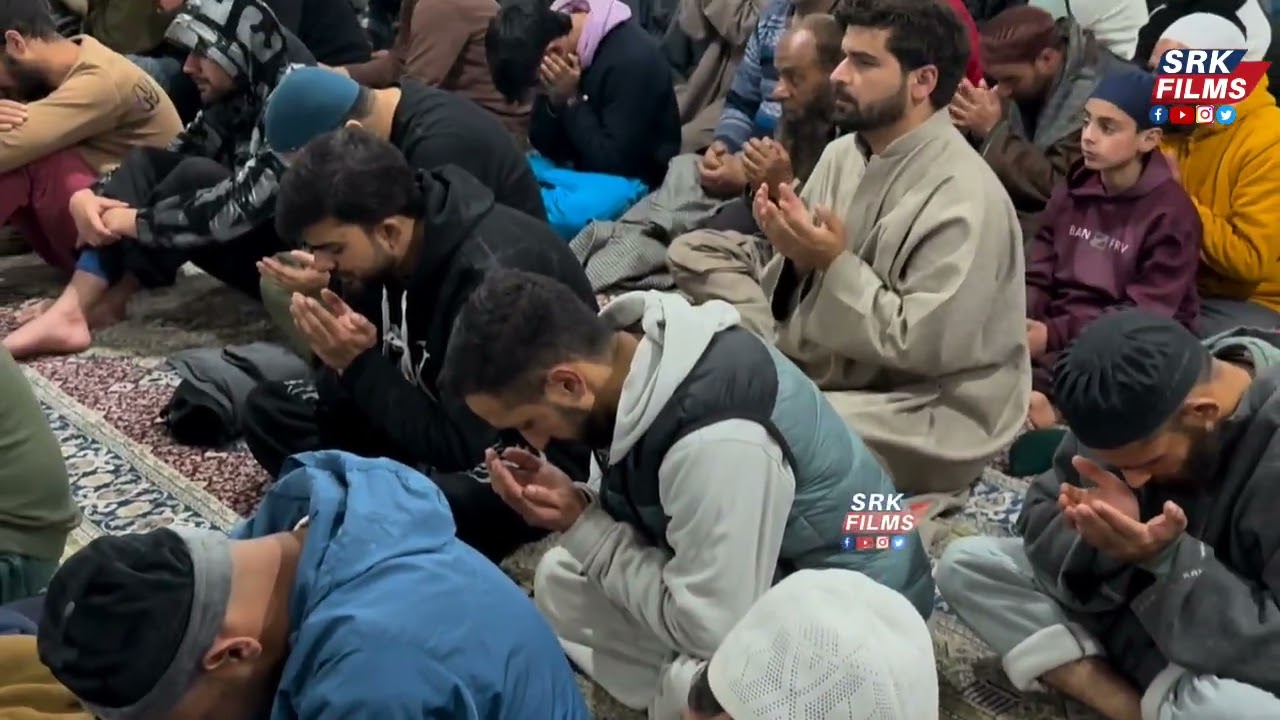 Emotional Dua on the blessed night of Shab-e-Qadr at Jamia Ahli Hadees Sherbagh Anantnag 