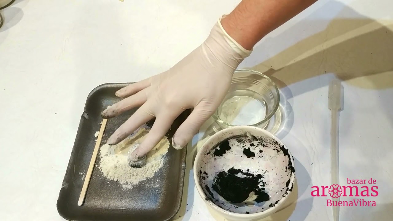 Sahumerios artesanales al carbón con resina de incienso.