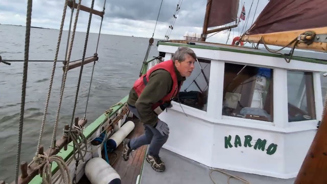 Solo Sailing on a 90-Year-Old Gaff Rigged Boat: Hoisting and Lowering Sails