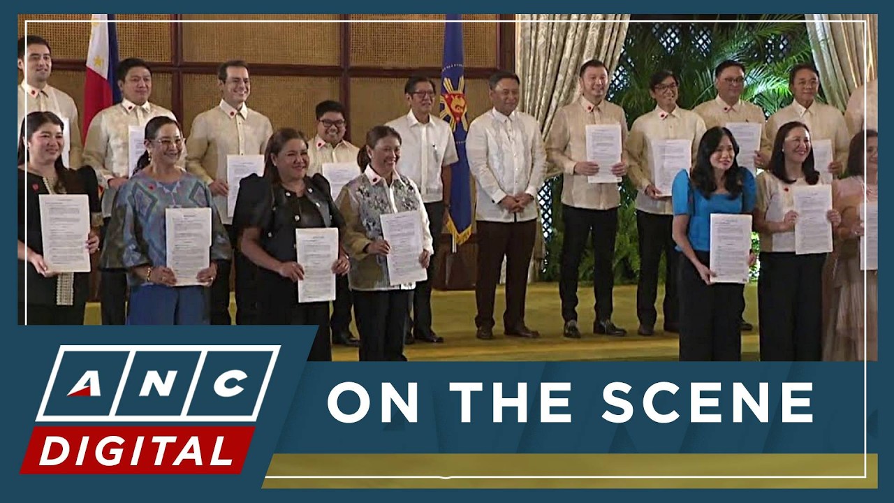 LOOK: Leni Robredo, Vico Sotto, other local chief executives met with Marcos in Malacañang | ANC