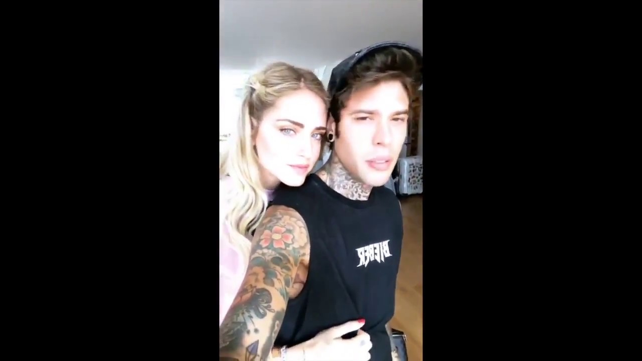 FEDEZ PISCIA IN AUTOSTRADA