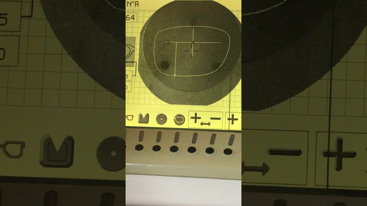 Otomatik cam kesme makinesinde gözlük montajı.
