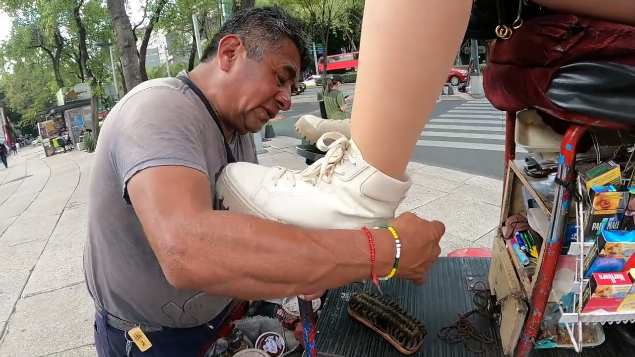 Limpieza callejera de zapatos en Ciudad de México 🇲🇽 *Solo 1 dólar*