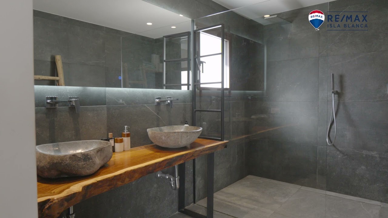 Rare Opportunity: Elegant Modern Villa with Private Pool and Buildable Adjacent Plot